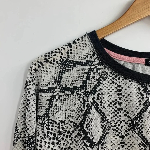 Cozy Zoe Women's Snakeskin Print Long Sleeve Pajama Pullover Top Size M‎ NWT - Picture 3 of 14